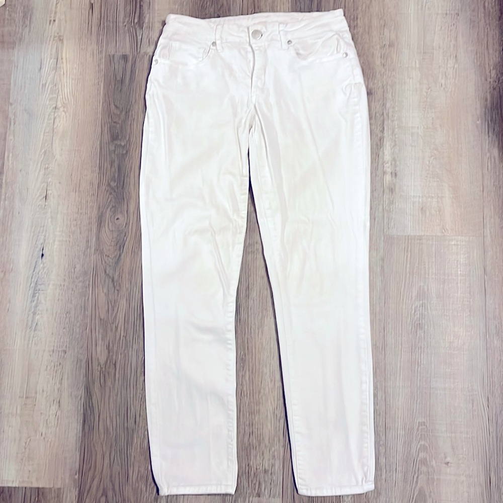 Crown and Ivy White Skinny Jeans. Size 4.